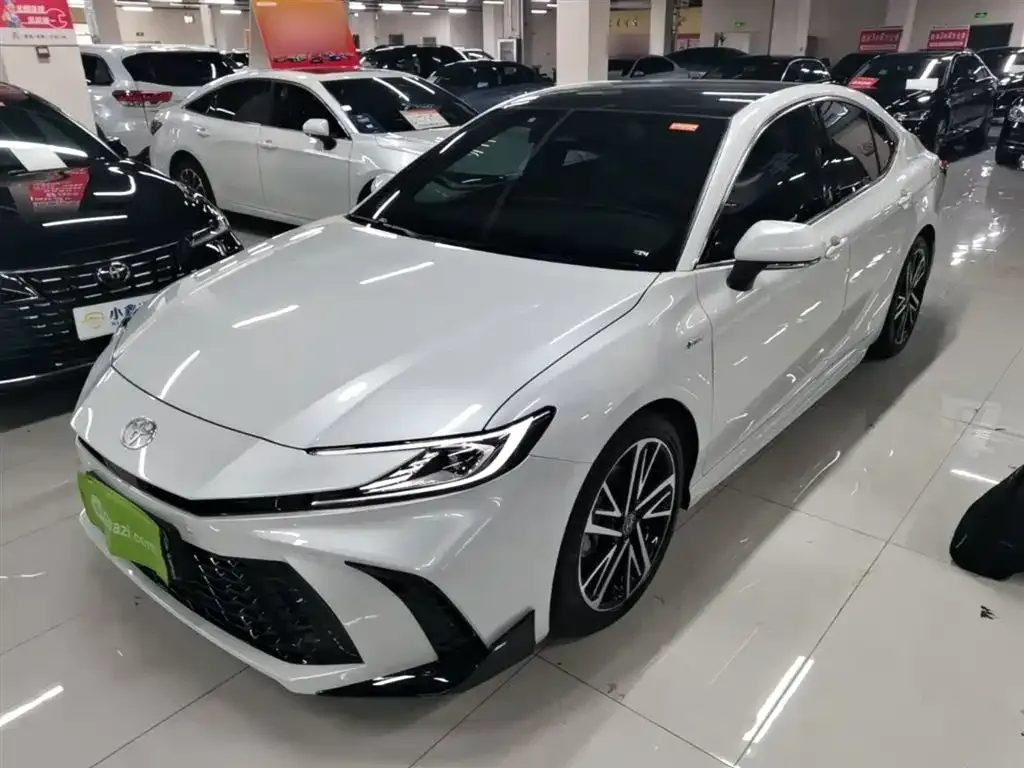 Toyota Camry — фото 1