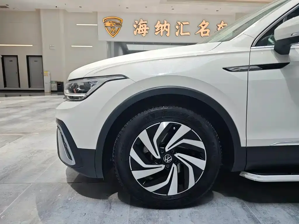 Volkswagen Tiguan L — фото 6