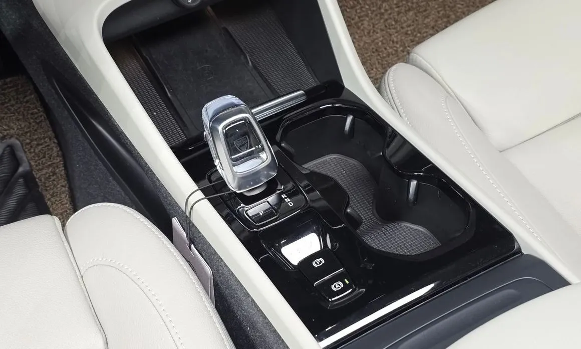 Volvo XC40 2024 из KR, фото 9