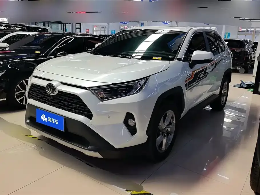 Toyota RAV4 — фото 1