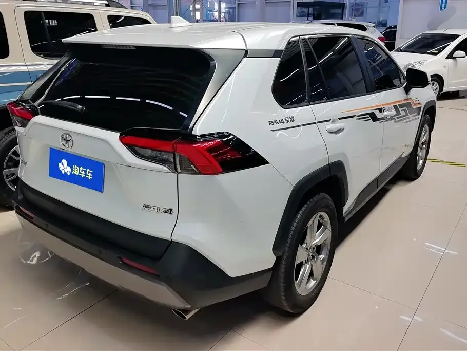 Toyota RAV4 — фото 8