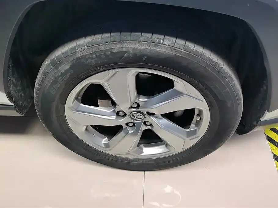 Toyota RAV4 — фото 4