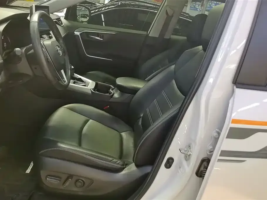 Toyota RAV4 — фото 10