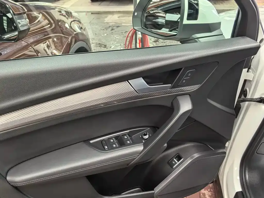 Audi Q5L — фото 10