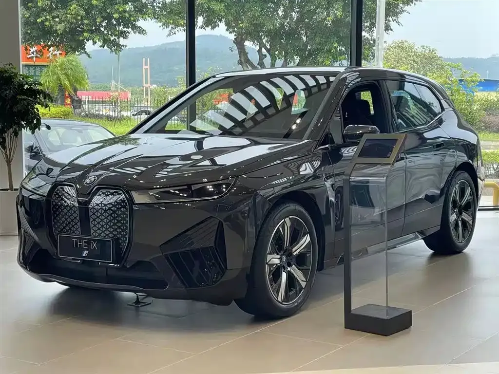 BMW iX — фото 1