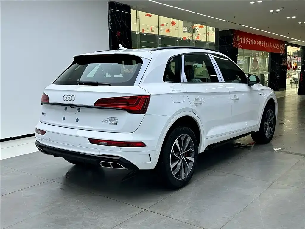 Audi Q5L — фото 5