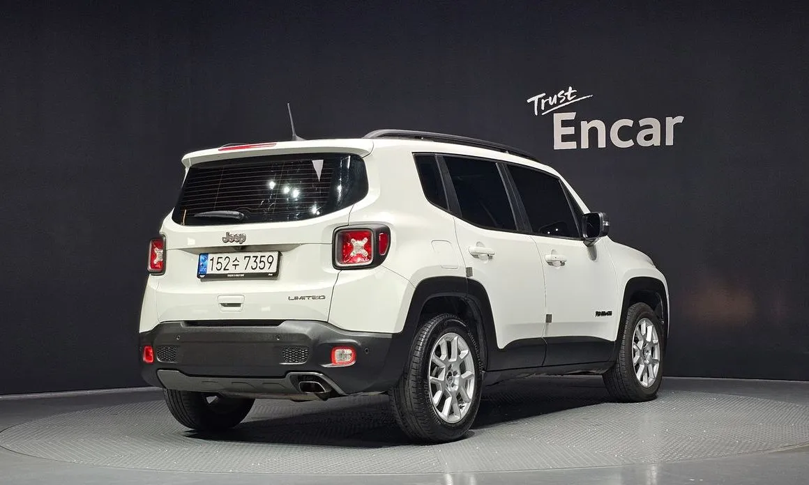 Jeep Renegade — фото 8