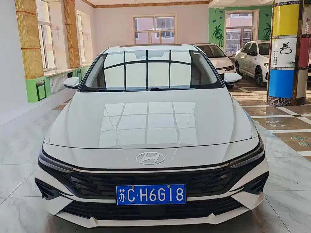 Hyundai Elantra — фото 1