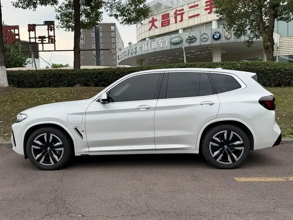 BMW iX3 — фото 10