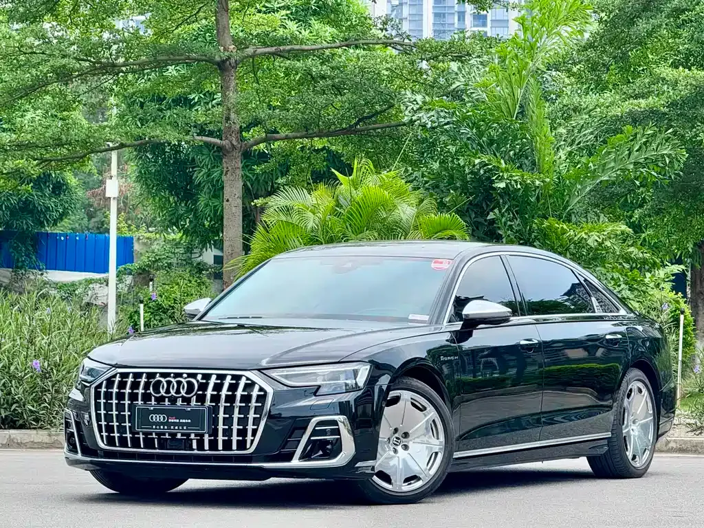 Audi A8 — фото 1