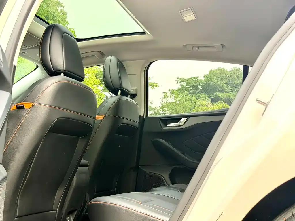 Ford Focus 2023 из CN, фото 2