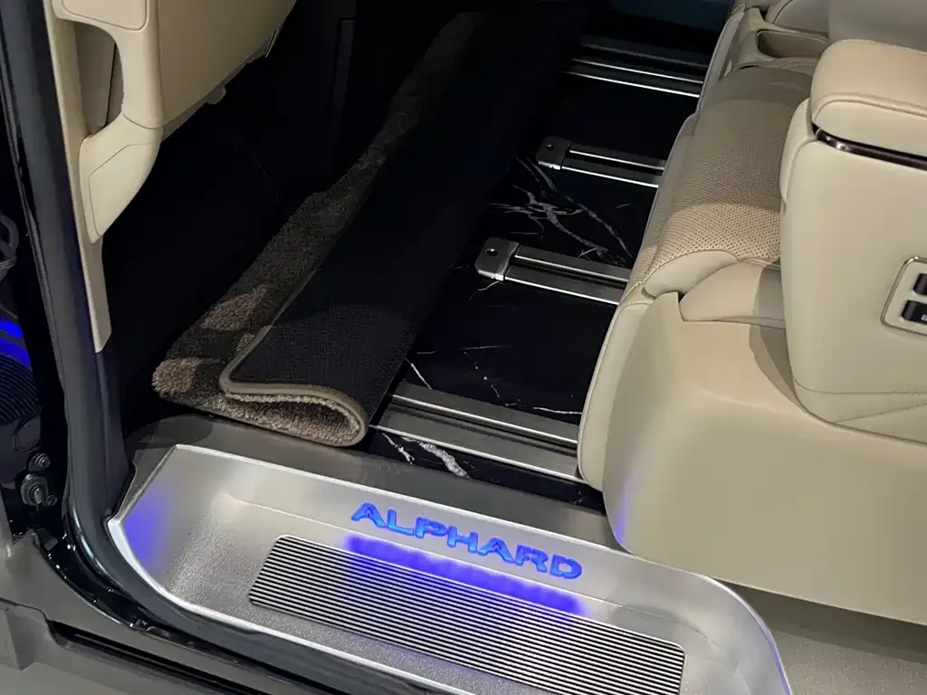 Toyota Alphard — фото 9