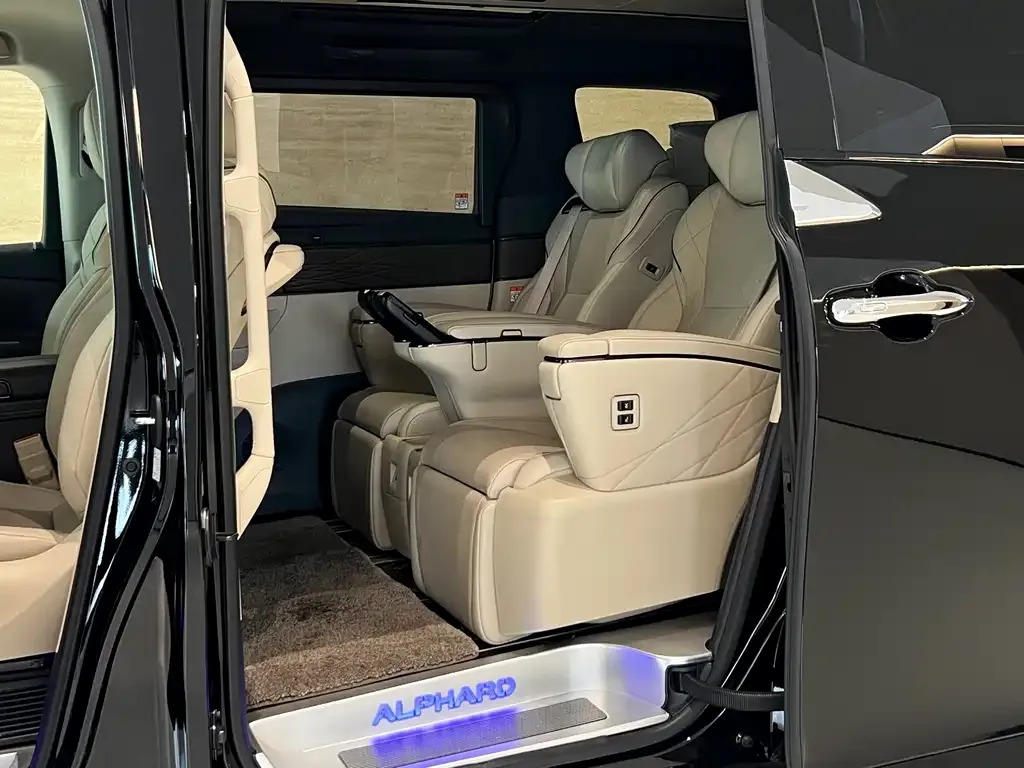 Toyota Alphard — фото 2