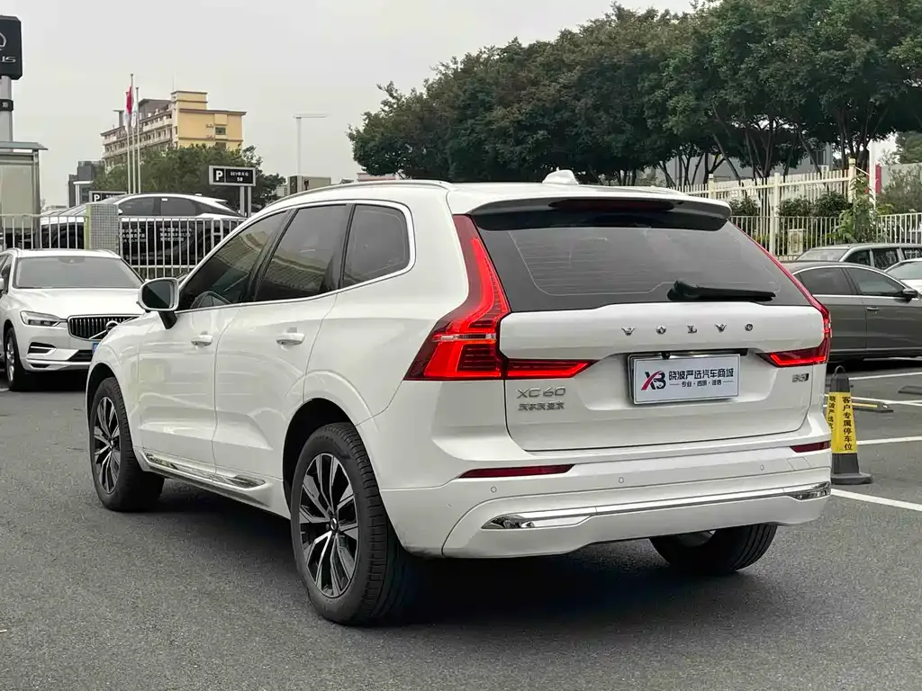 Volvo XC60 — фото 10