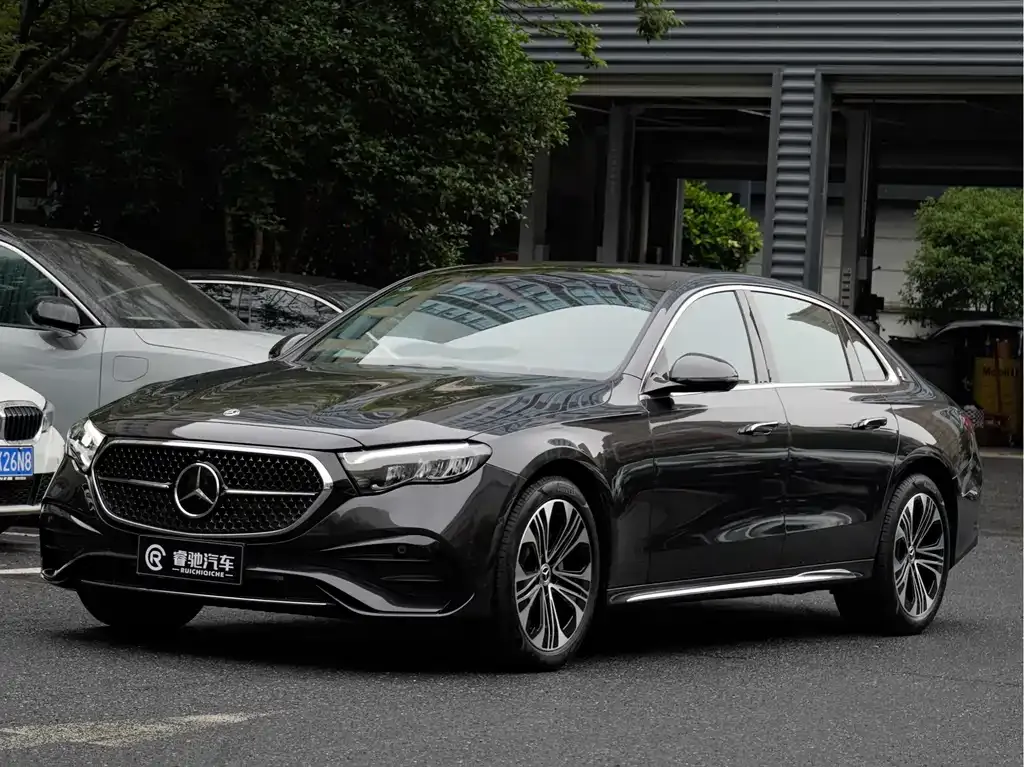 Mercedes-Benz E-Class — фото 1