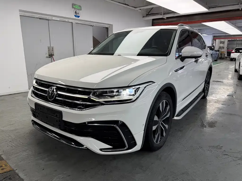 Volkswagen Tiguan L — фото 1