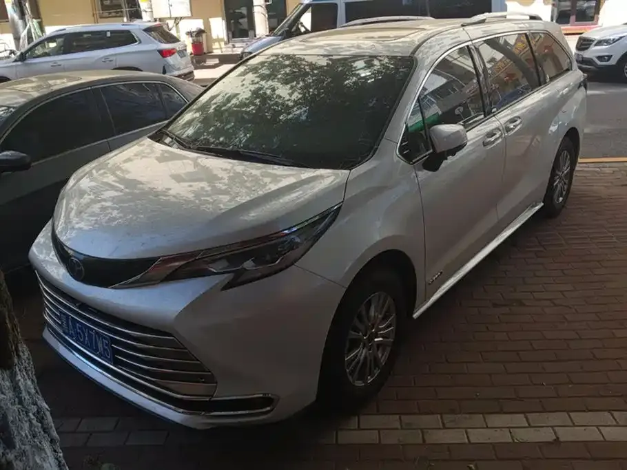 Toyota Sienna — фото 1