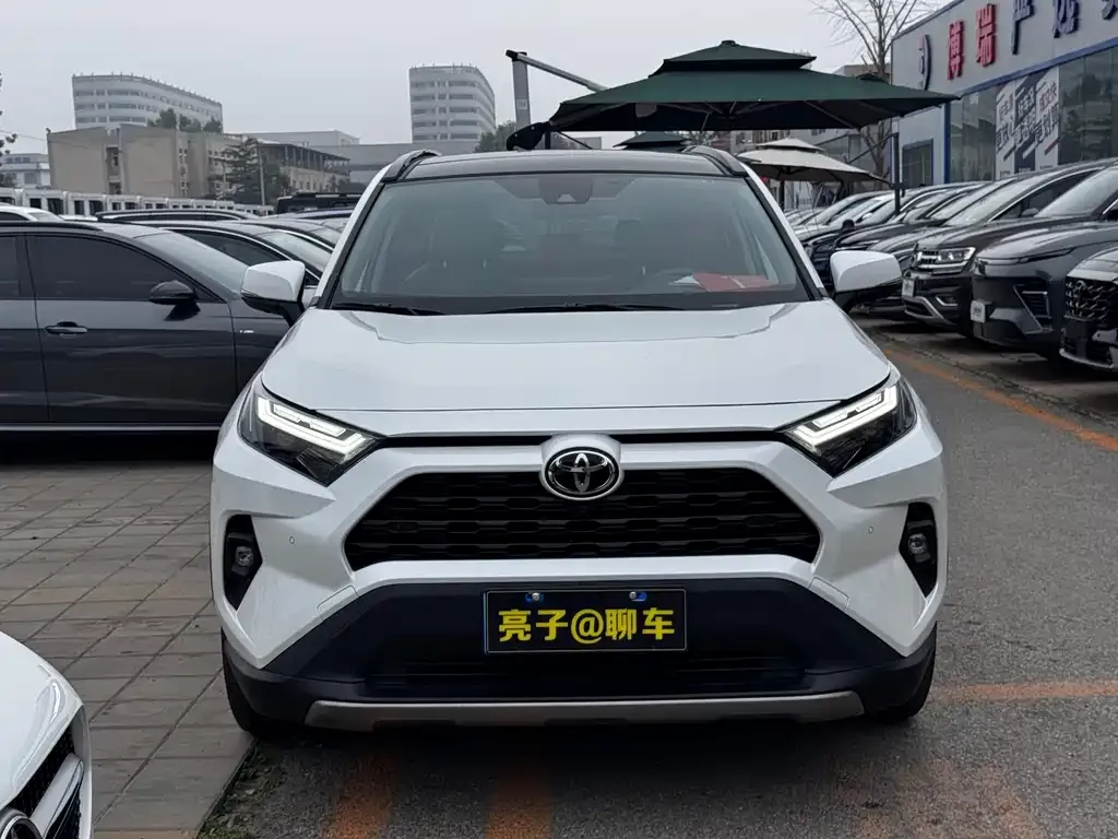 Toyota RAV4 — фото 1