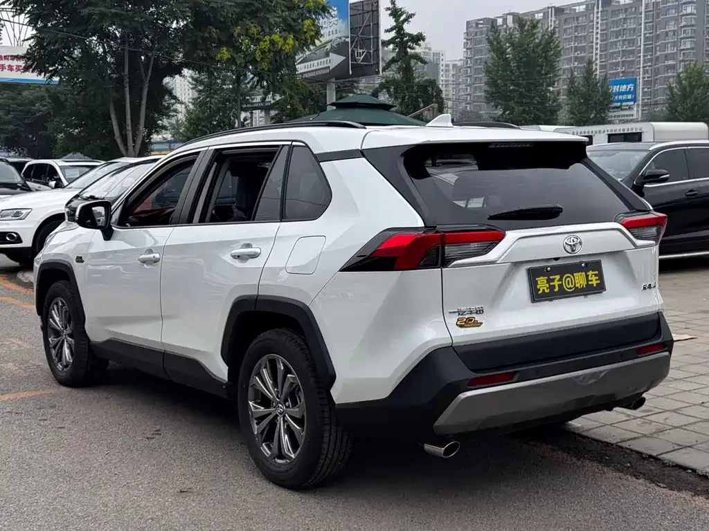 Toyota RAV4 — фото 3
