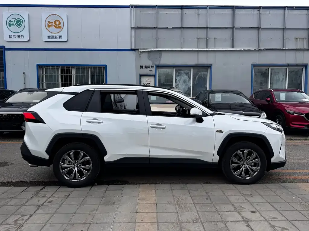 Toyota RAV4 — фото 4