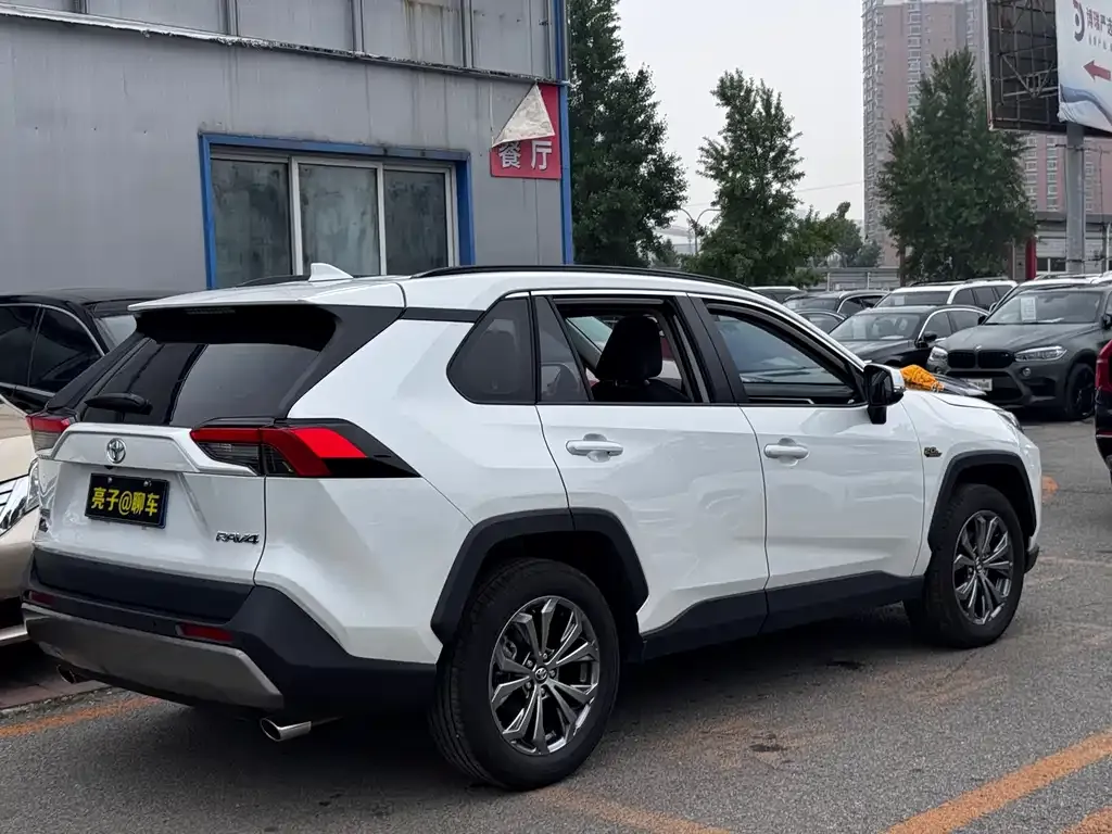 Toyota RAV4 — фото 2