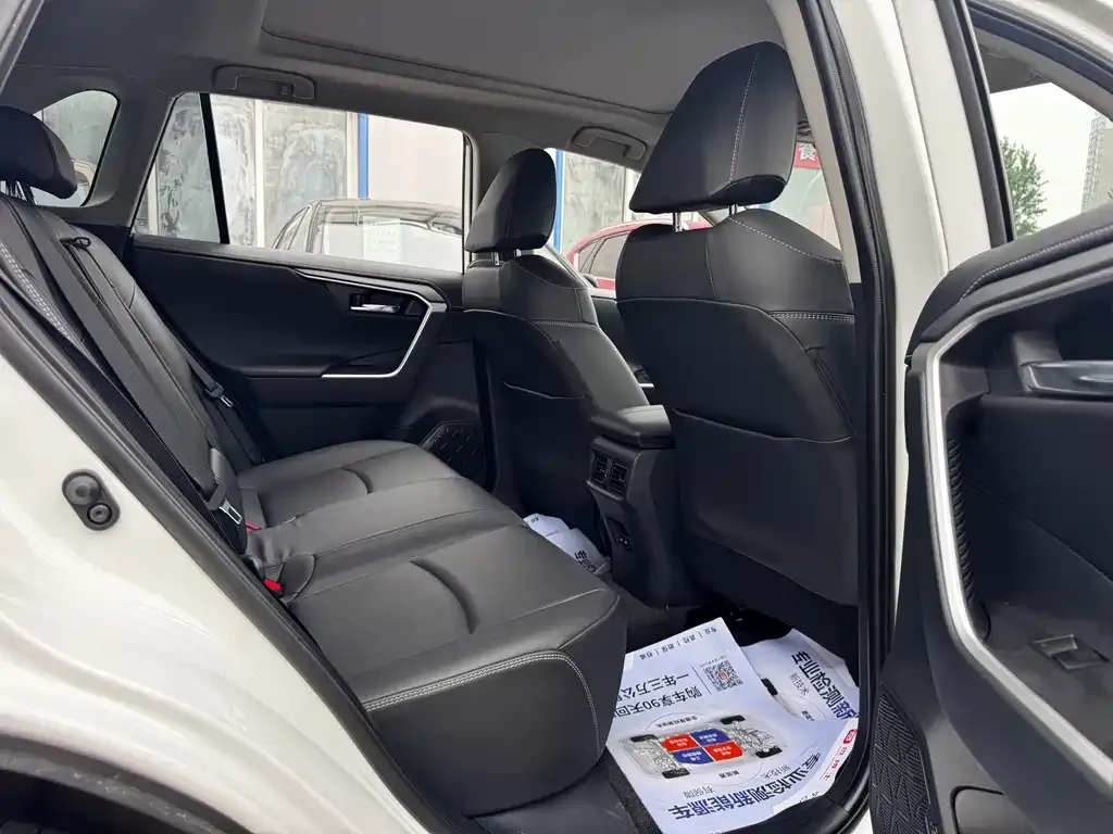 Toyota RAV4 — фото 10