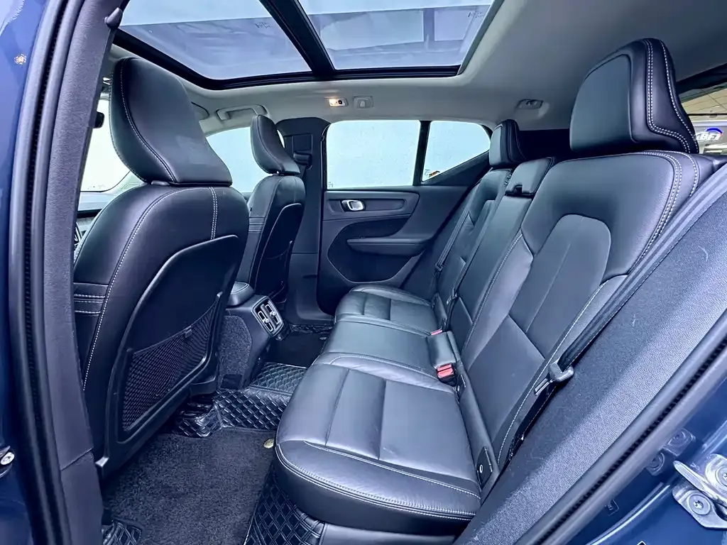 Volvo XC40 — фото 10