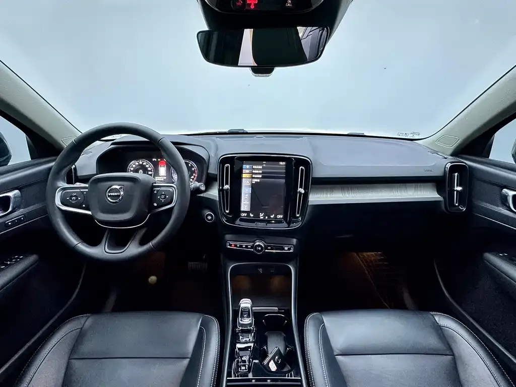 Volvo XC40 — фото 4