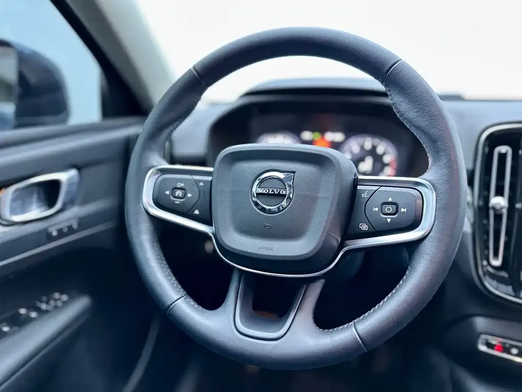 Volvo XC40 — фото 2