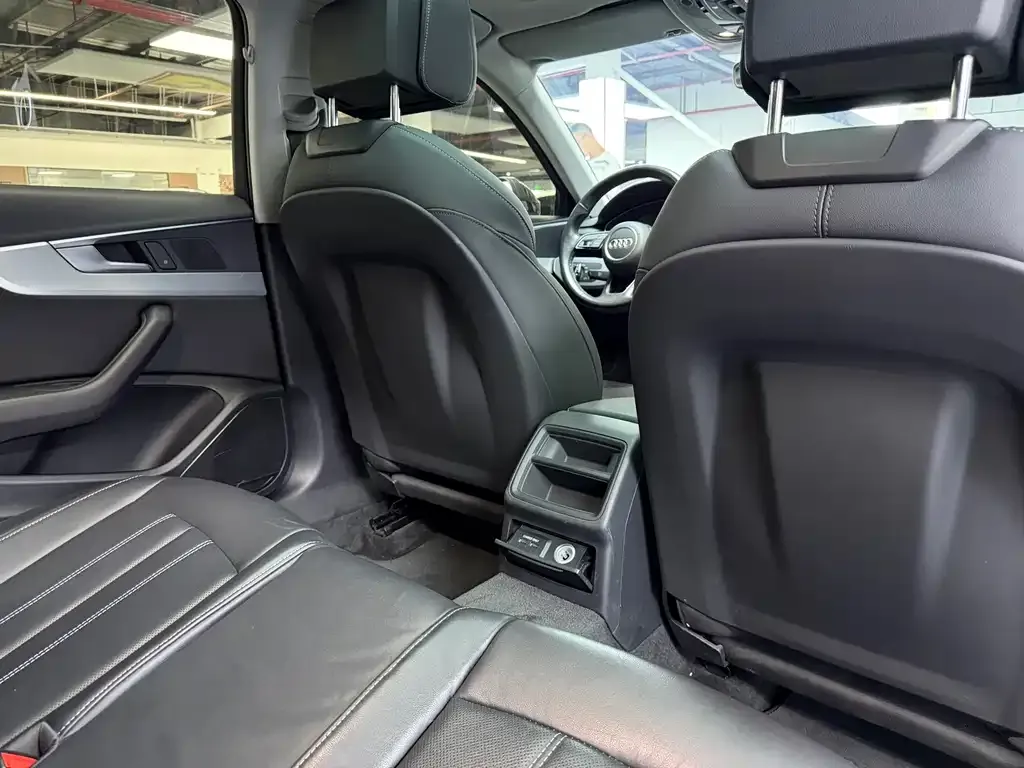 Audi A4L 2022 из CN, фото 8