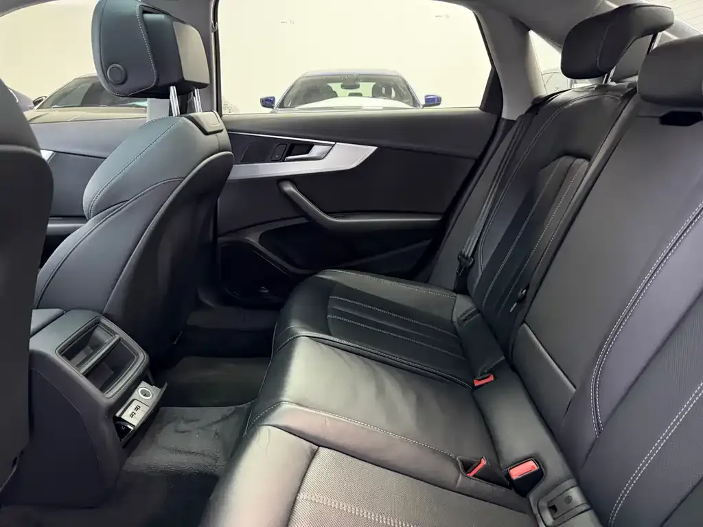 Audi A4L 2022 из CN, фото 4