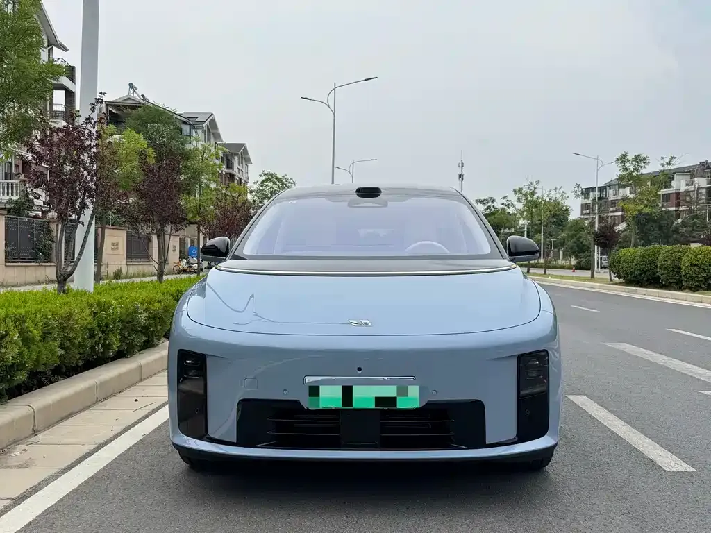 Li Auto i8 — фото 7