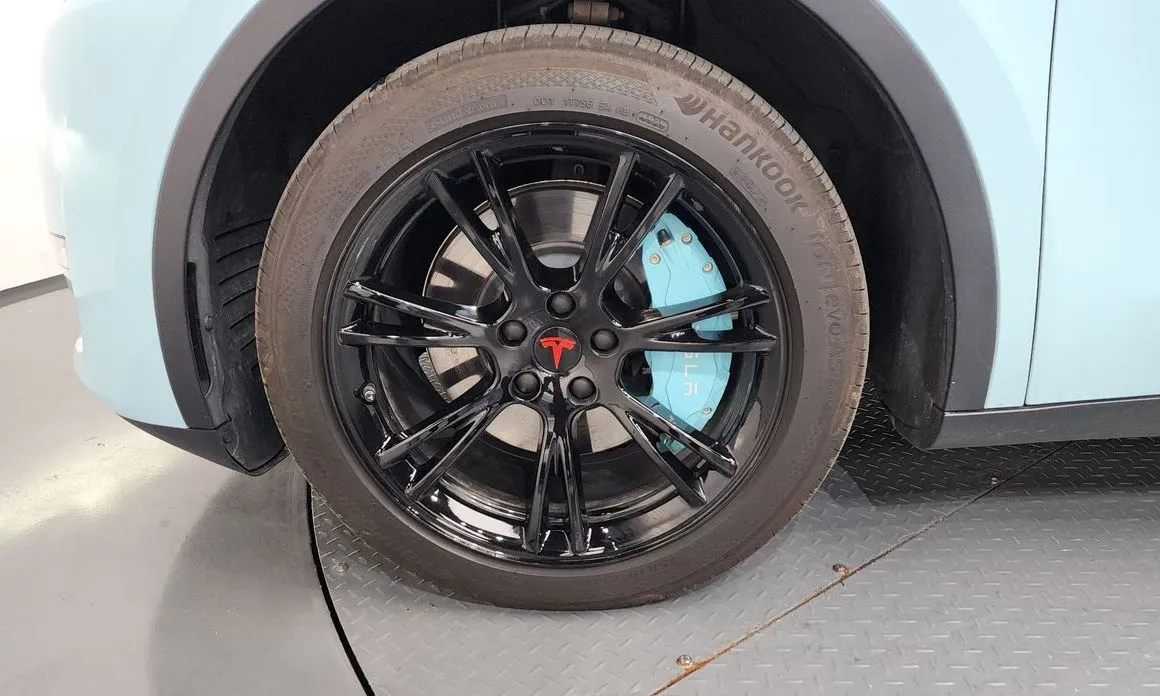 Tesla Model Y — фото 10
