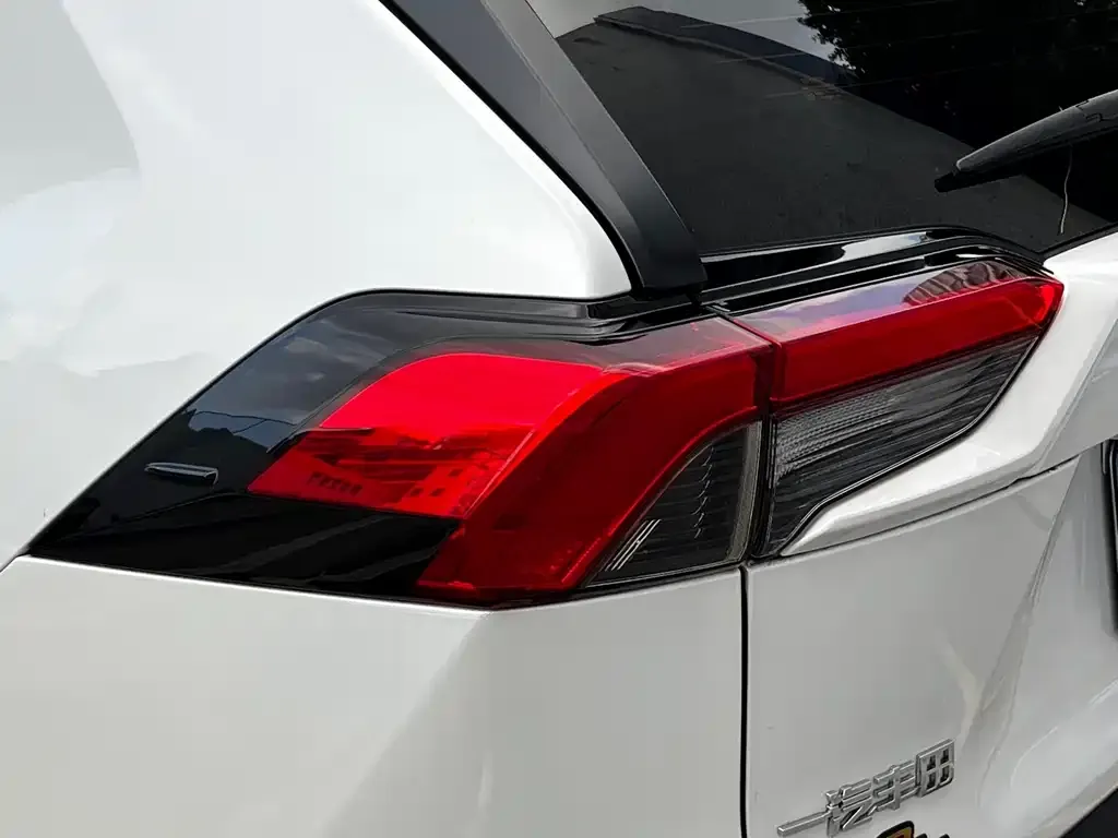 Toyota RAV4 — фото 7