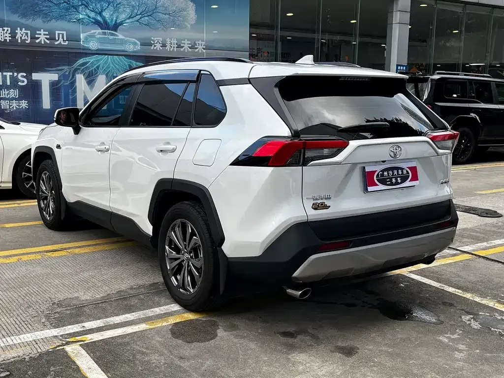 Toyota RAV4 — фото 8