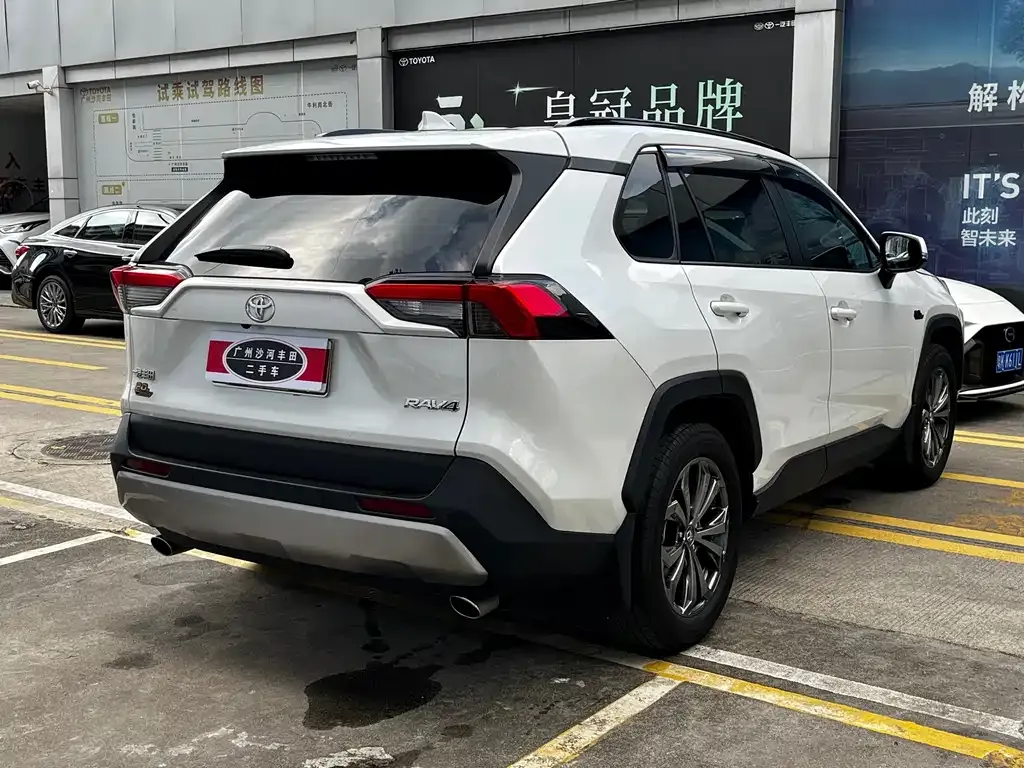 Toyota RAV4 — фото 10