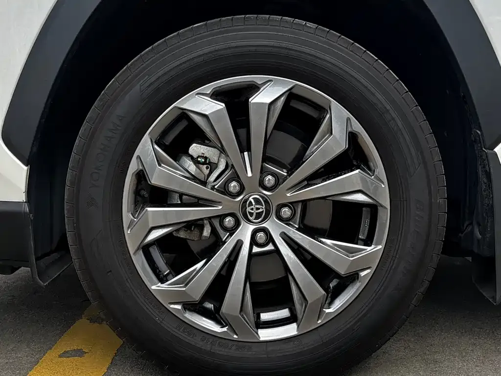 Toyota RAV4 — фото 2