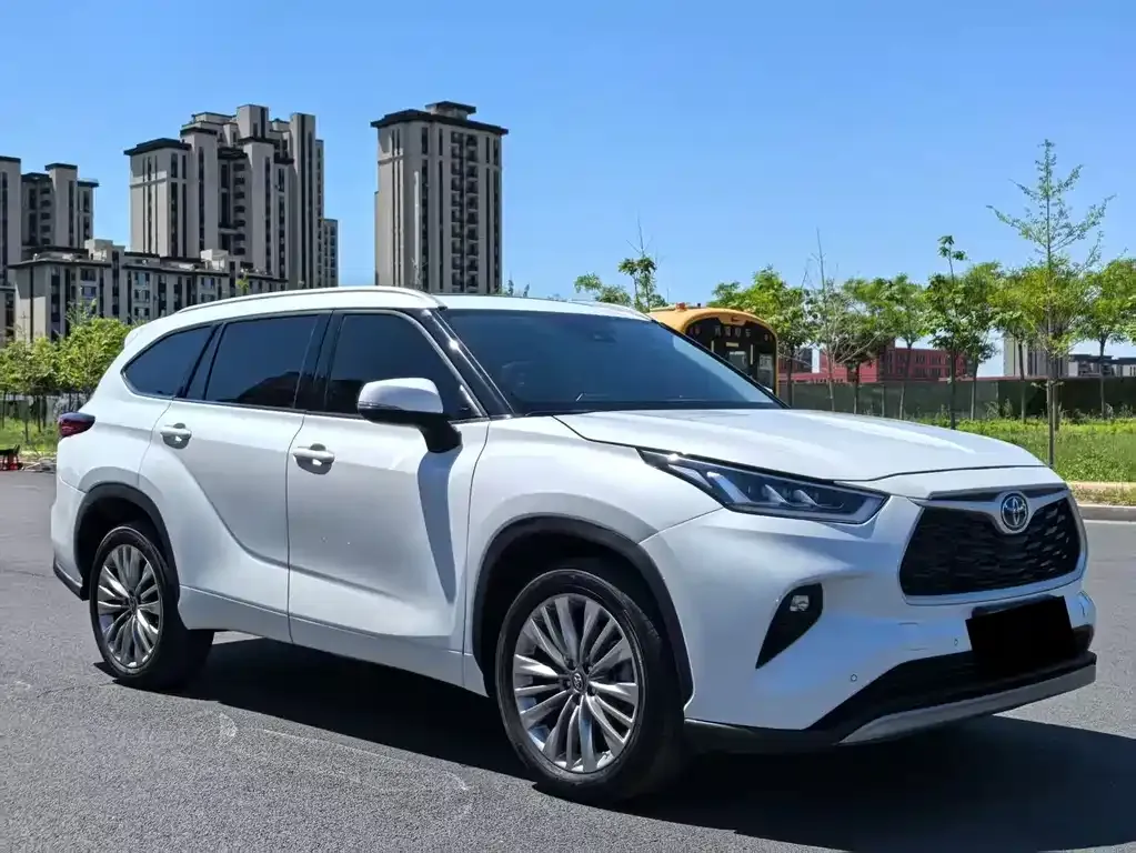 Toyota Highlander — фото 1