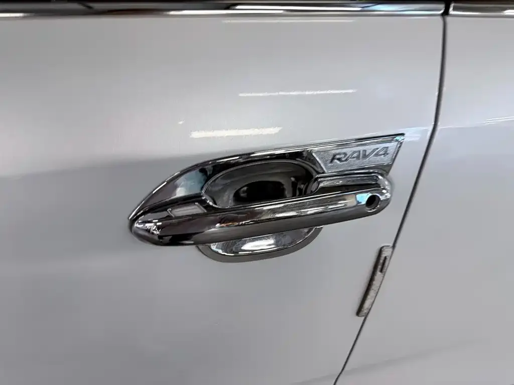 Toyota RAV4 — фото 2