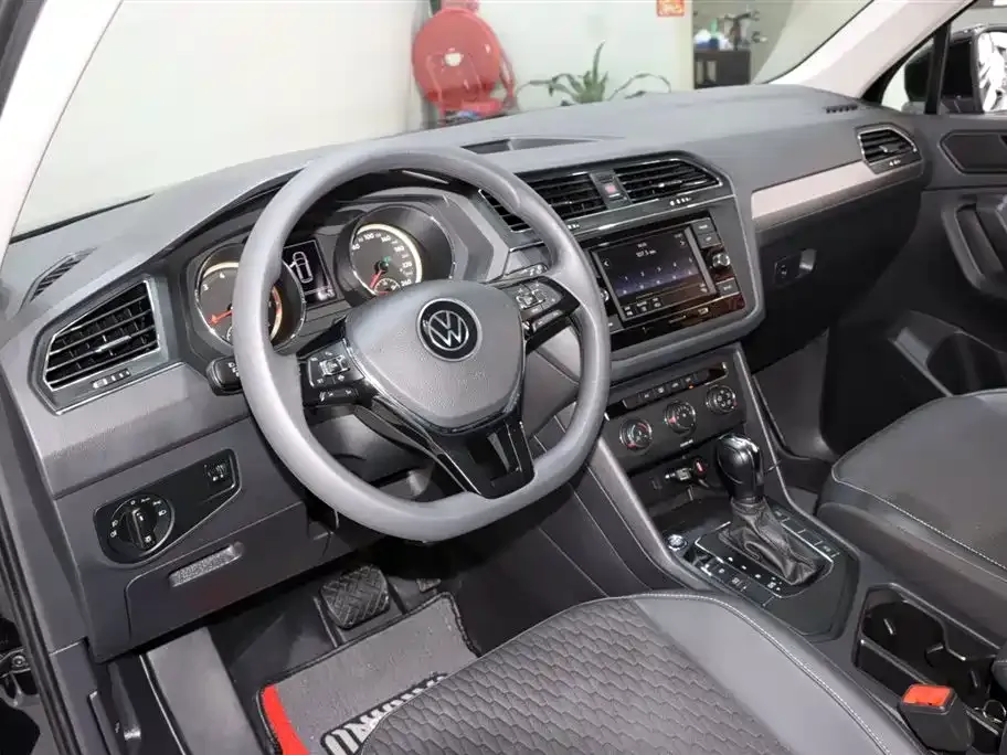 Volkswagen Tiguan L — фото 7