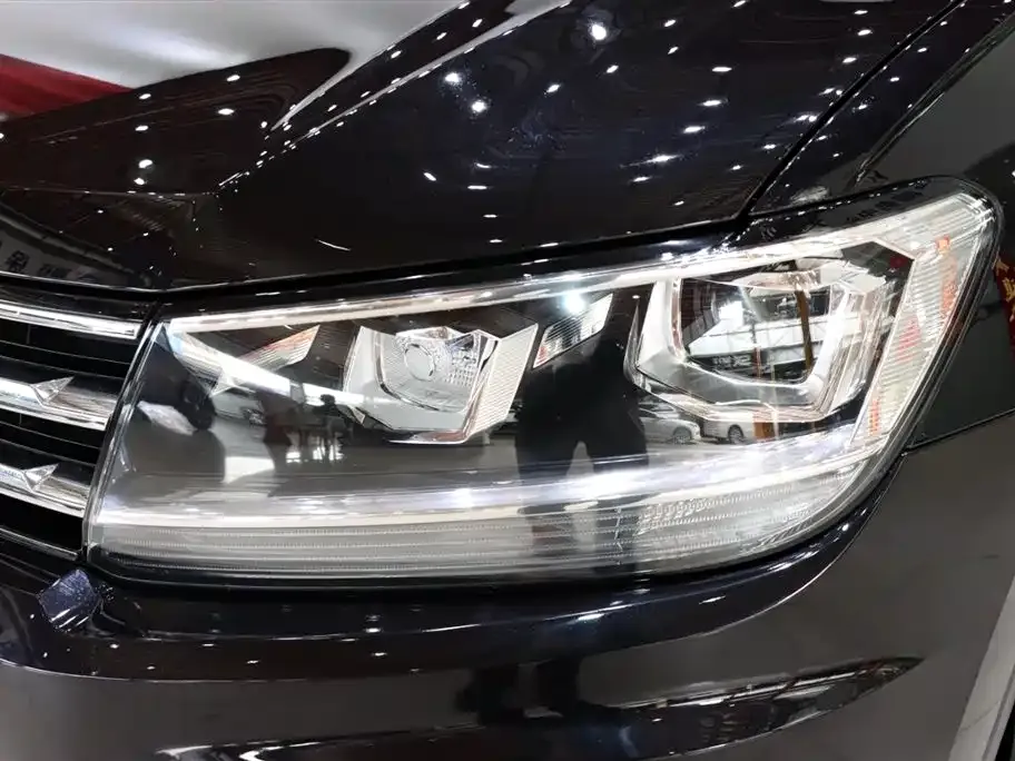 Volkswagen Tiguan L — фото 10