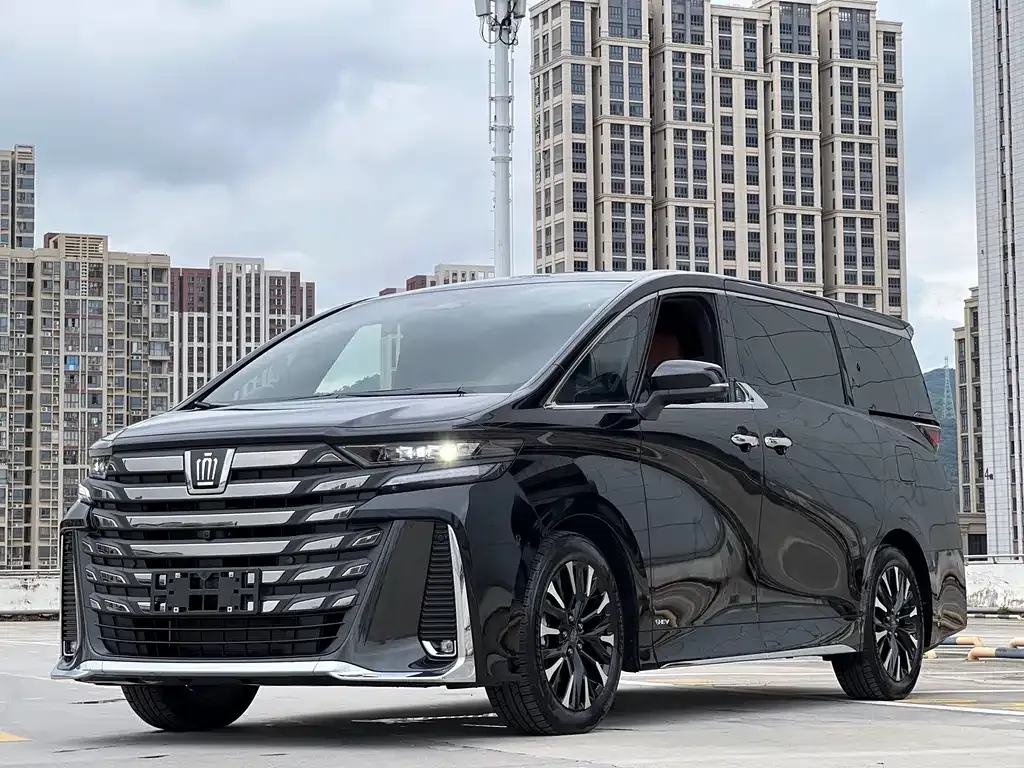 Toyota Vellfire — фото 1