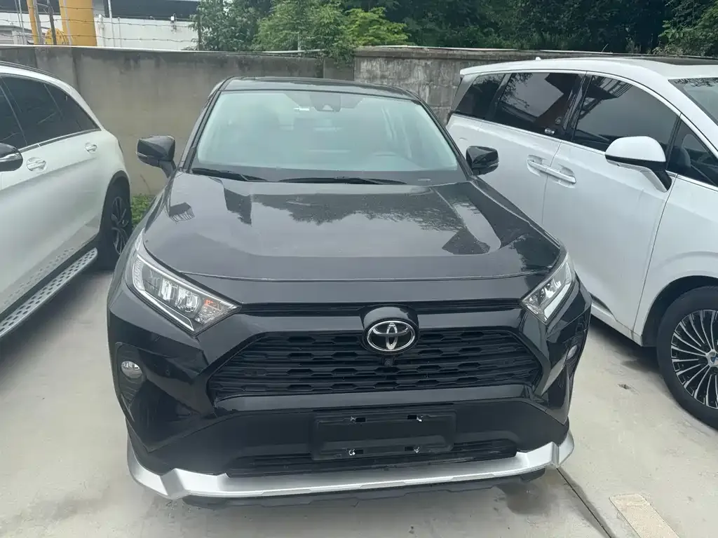 Toyota RAV4 — фото 1