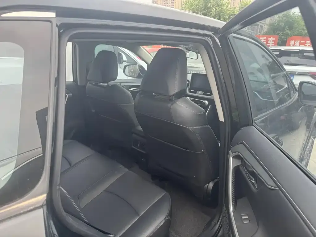 Toyota RAV4 — фото 10