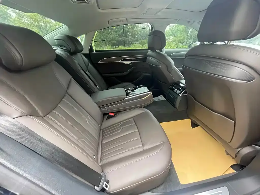 Audi A8 2024 из CN, фото 2