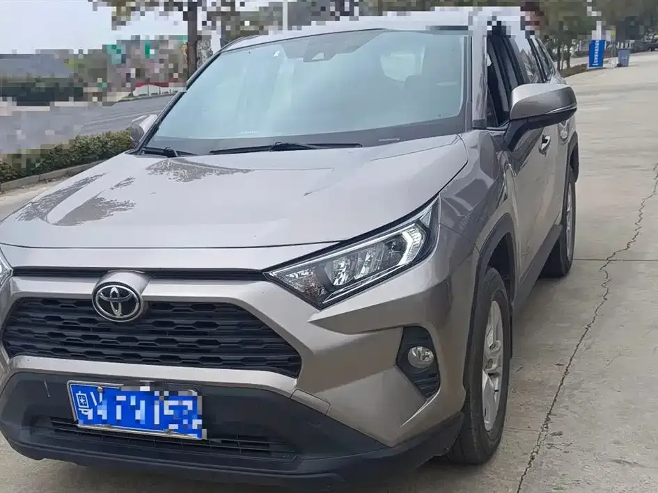 Toyota RAV4 — фото 1