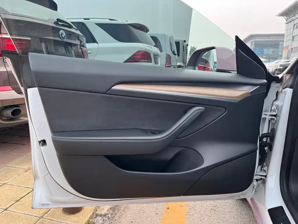 Tesla Model 3 — фото 2