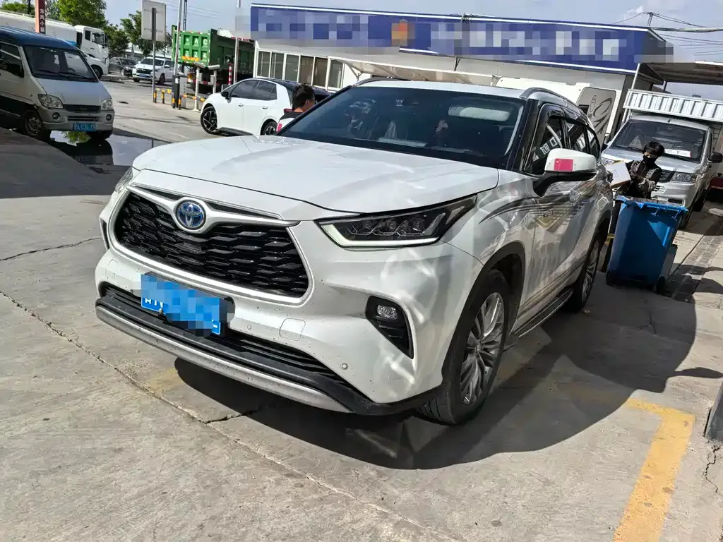 Toyota Highlander — фото 1