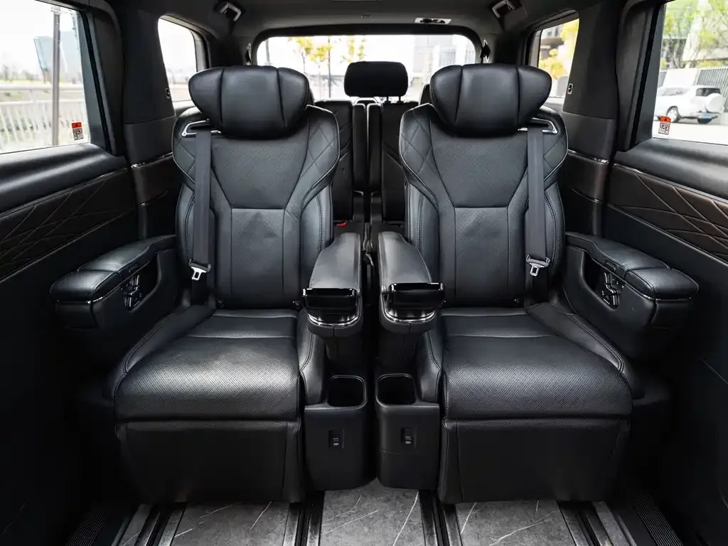 Toyota Alphard — фото 9