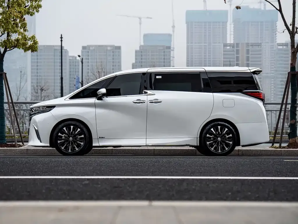 Toyota Alphard — фото 8